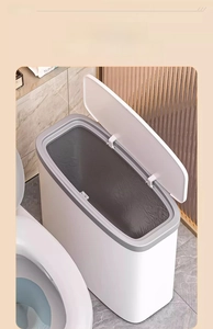 Détail de la poubelle étroite blanche avec large ouverture et couvercle gris pour bain