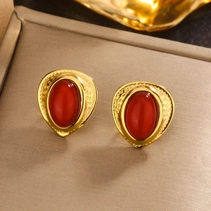 Détails de boucles d'oreilles vintage avec résine rouge et monture plaquée or 18 carats