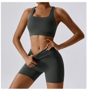 Dettaglio del set reggiseno sportivo e pantaloncini da yoga grigio antracite elastico