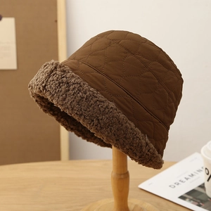 Vue détaillée d'un chapeau seau matelassé marron avec bordure en polaire d'agneau
