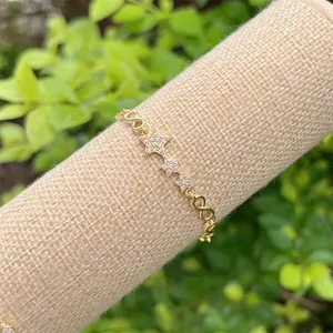 Bracciale in rame placcato oro 18 carati con ciondoli a stella e maglie simbolo infinito