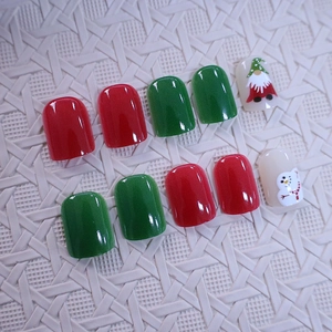 Kurze eckige Weihnachts-Kunstnägel mit roten Weihnachtsmann- und Schneemann-Motiven