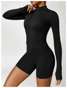 Damen Sportset mit schwarzer Reißverschlussjacke und High Waist Shorts Set