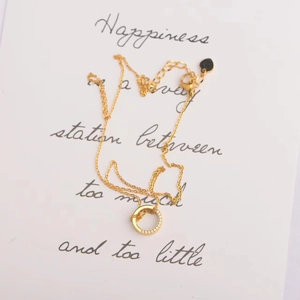 Collier élégant à double anneau doré avec zircons et un petit pendentif en cœur