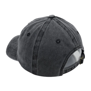 Dettaglio del cappellino in cotone lavato con fibbia di regolazione in metallo ramato