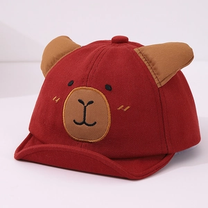 Détail de la casquette bébé rouge avec oreilles d'ours 3D et broderie douce