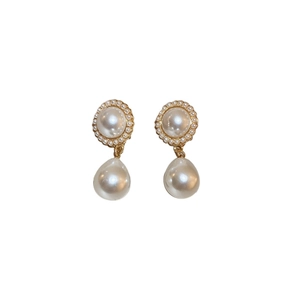 Orecchini vintage in perla con montatura in pizzo dorato e perle a forma di goccia