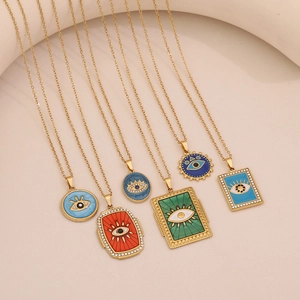 Collection de colliers en acier doré avec pendentifs oeil maléfique émaillés et strass brillants