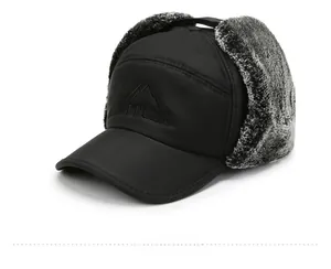 Dettaglio del cappello invernale antivento con ricamo SUPPLEX e paraorecchie in pelliccia