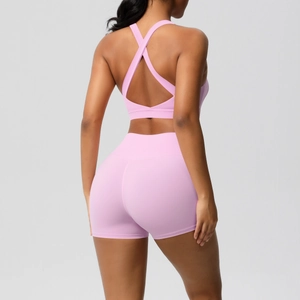 Rosa Yoga-Set mit Cross-Back-Sport-BH und High-Waist-Shorts aus mattem Stretch-Material