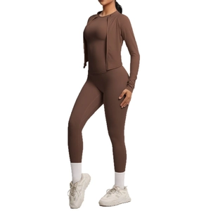 Ensemble de yoga 3 pièces marron moka avec veste zippée, brassière et legging serré