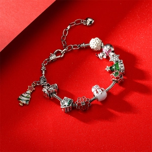 Bracelet de Noël avec breloques de sapin et cristaux rouges et verts sur fond rouge
