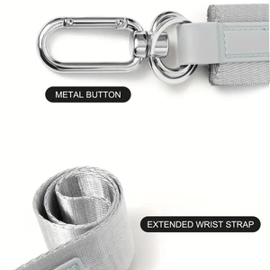 Dettaglio del cinturino in nylon grigio con bottone in metallo e cinturino esteso
