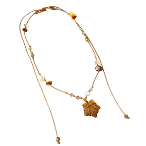 Collier bohème avec pendentif étoile en oeil de tigre, perles colorées et cordon tressé
