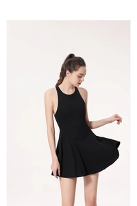 Détail d'une robe de tennis noire avec dos nageur et une jupe évasée pour le sport