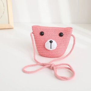 Dettaglio della borsa intrecciata rosa per bambini con un simpatico orsetto