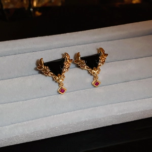Boucles d'oreilles triangulaires vintage plaquées or avec pierres noires et rouges