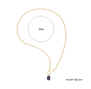 Dettaglio della collana in pietra naturale da 55 cm con ciondolo quadrato blu
