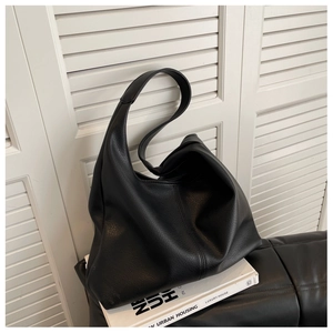 Detail of the high-quality black PU leather texture on this large capacity tote shoulder bag