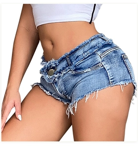 Detailaufnahme der Low-Rise-Jeans-Shorts mit Distressed-Schnitt und ausgefranstem Saum