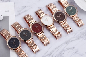 Montres à quartz pour femmes en six couleurs avec bracelets dorés roses sur fond de marbre