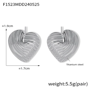 Detailansicht geometrischer Herzohrringe aus Titanstahl mit Wellenstruktur und Abmessungen