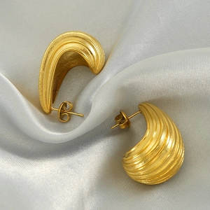 Chunky gold hollow striped earrings made of stainless steel with vertical textures