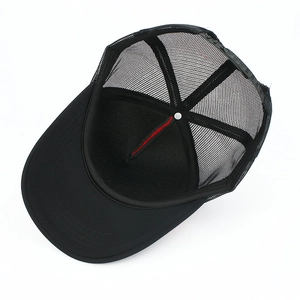 Détail d'une casquette mesh noire montrant la couture rouge interne et l'attache réglable