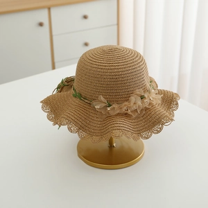 Straw sun hat for girls with mesh flowers and pearls, elegant wavy brim summer accessory