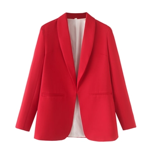 Gros plan détaillé du col châle rouge sur une veste de blazer décontractée pour femme
