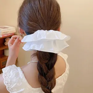 Chouchou élégant en tissu blanc avec broderie dentelle ajourée et texture douce