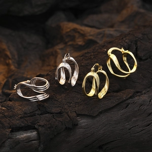 Minimalistische dreilagige geometrische Creolen in poliertem Gold und Silber Metalloptik