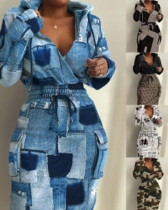 Dettaglio vestito con cappuccio, coulisse, tasche cargo e stampa stile denim blu scuro
