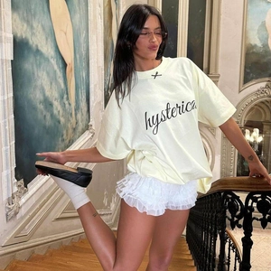 Maglietta gialla oversize con stampa hysteric nera sul petto in stile moda streetwear