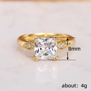 Eleganter goldener Ring mit quadratischem 8mm Stein und verzierten Blattakzenten