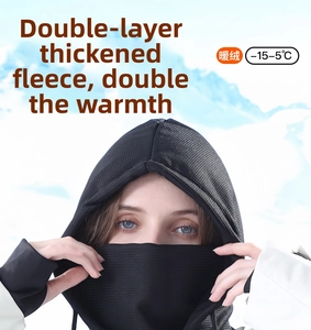 Λεπτομέρεια από ζεστή μαύρη fleece μπαλακλάβα σκι με παχύ θερμικό υλικό επένδυσης