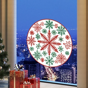 Detail von runden Schneeflocken-Fensteraufklebern mit Weihnachtsmann-Motiv auf festlichem Glas