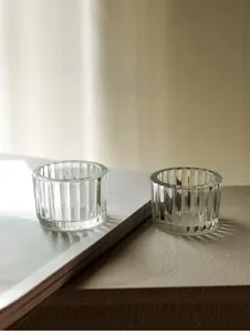 Vista dettagliata di portacandele in vetro trasparente con eleganti righe verticali