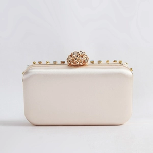 Elegante Abend-Clutch aus champagnerfarbenem Satin mit Kristallblumen-Verschluss und Goldrahmen
