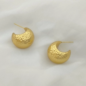 Elegant gold hammer textured U-shape earrings in minimalist retro stainless steel style