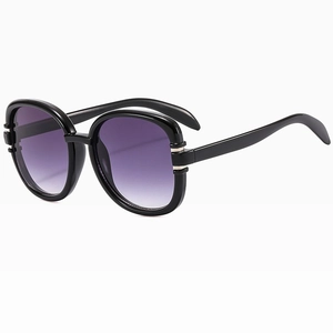 Fashionable square frame sunglasses with black frame and purple gradient lenses