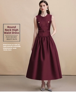 Détail de robe bordeaux sans manches avec jupe plissée et accents de boutons dorés