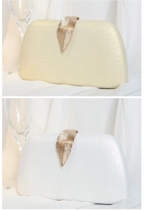 Dettaglio di pochette da sera in seta champagne con chiusura a foglia dorata