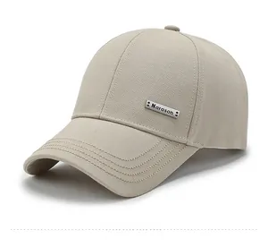 Détail de casquette beige avec logo métallique Narason et coutures renforcées sur la visière