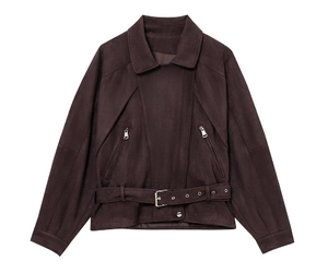 Détails de la veste en daim marron foncé avec poches zippées argentées et ceinture assortie