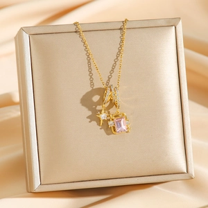 Elegante collana in acciaio al titanio dorato con stella e zircone rosa quadrato