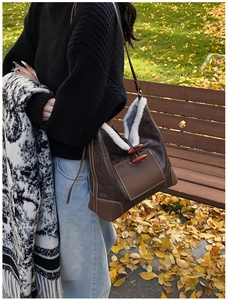 Detail der Kunstledertasche mit Sherpa-Futter und hölzernen Knebelverschlüssen