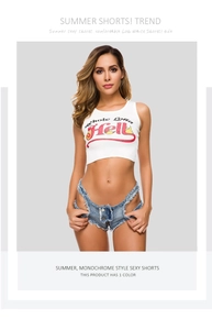 Detailansicht der tief sitzenden Denim-Shorts mit ausgefransten Kanten in klassischem Blau