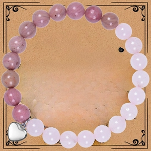Bracelet en perles de pierre naturelle rose avec pendentif cœur sur carte cadeau