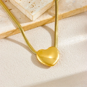 Elegante collana con pendente a cuore dorato e catena a serpente su base di pietra